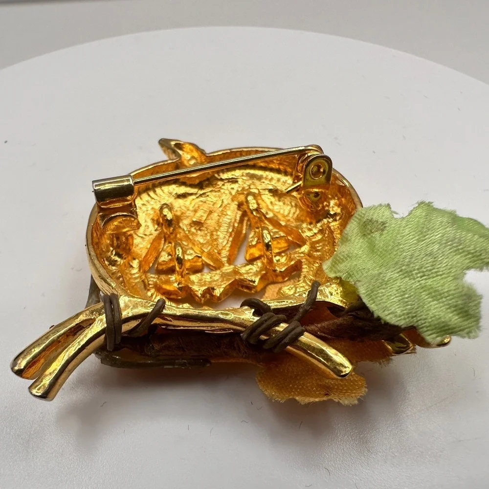 Vintage‎ 90s Halloween Pumpkin Brooch Gold Tone Clear Rhinestone Eyes Fall Leaf